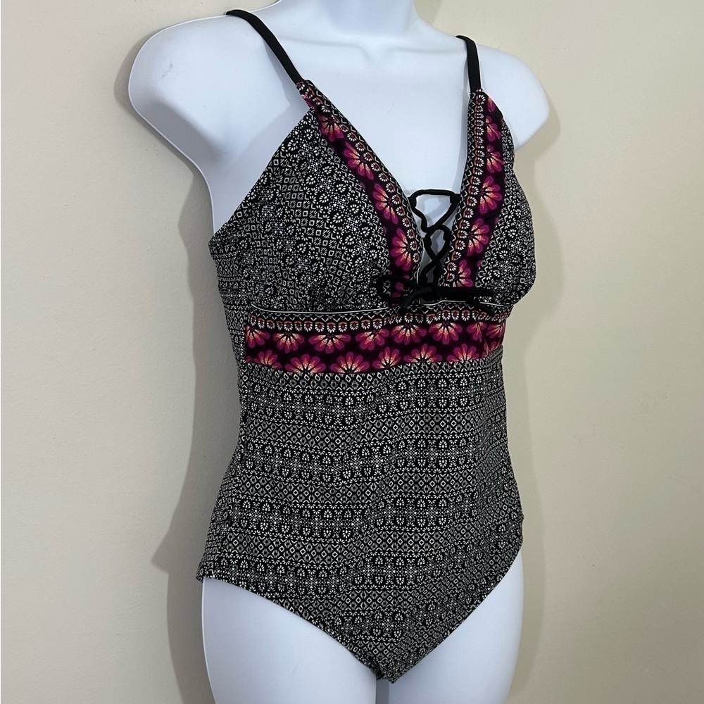 Kona Sol sz med swimsuit in a mini black/white print red print accent on front
